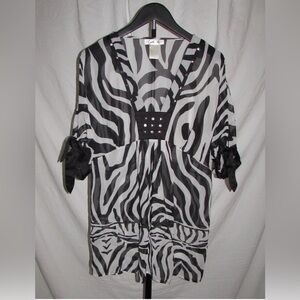 🌸🌸Chic Zebra Print Blouse with Black Accents